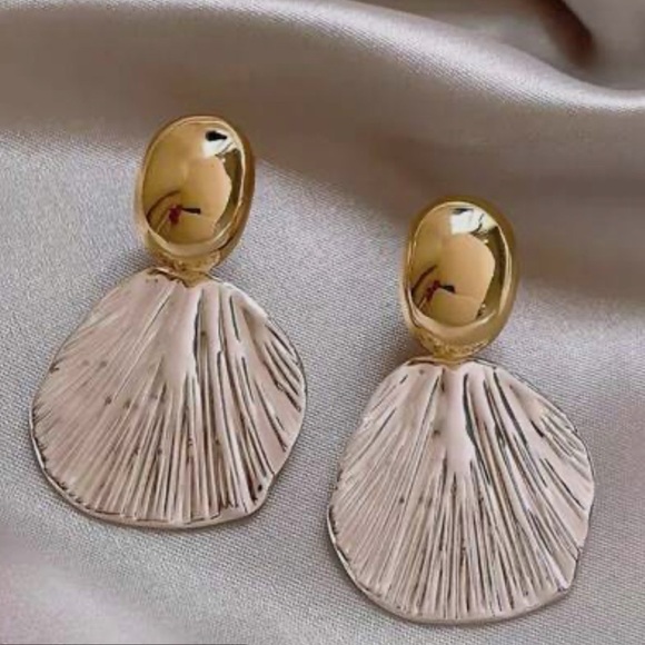 None Jewelry - Elegant Gold and Silver Statement Earrings